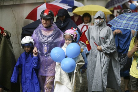 Tại trường THCS Phan Chu Trinh (quận Ba Đình) nước ngập toàn sân trường.