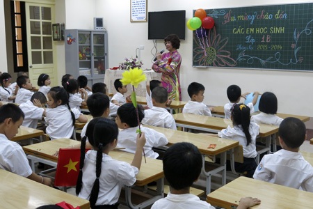 Sau lễ khai giảng ngắn gọn, các học sinh bắt được vào lớp học.