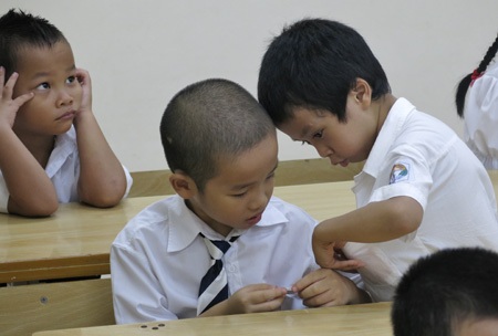 Cô và trò bắt đầu tiết học đầu tiên.