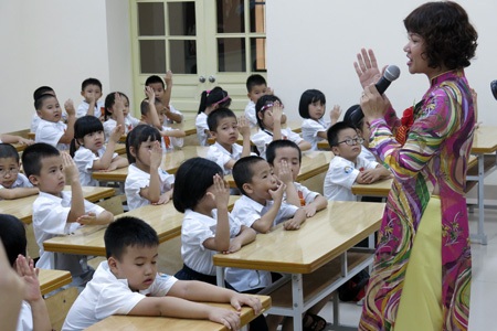 Cô và trò bắt đầu tiết học đầu tiên.