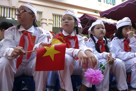 Các học sinh trong đội nghi thức của trường.