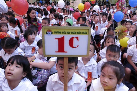 Năm nay trường có 320 học sinh bước vào lớp 1.