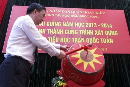 Chủ tịch quận Hoàn Kiếm Vũ Văn Viện đánh trống khai giảng niên học mới 2013 - 2014.