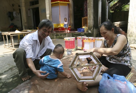 Đèn kéo quân lặng lẽ mùa trung thu - 9 Gia đình ông có một cửa hàng bán đèn ở nhà, giá mỗi chiếc đèn nhỏ là 150 nghìn.