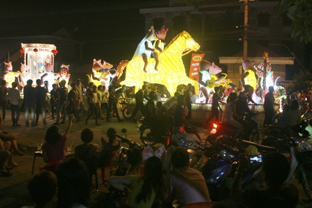 Cô dâu chú rể chuột trên lưng ngựa.