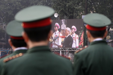 Nén nước mắt phút giây tiễn biệt Đại tướng - 1 Đúng 7 giờ sáng 13/10/2013 Tổng bí thư Nguyễn Phú Trọng đọc lời điếu tại Nhà tang lễ quốc gia.