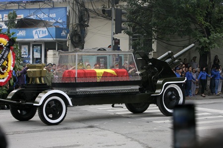 Nén nước mắt phút giây tiễn biệt Đại tướng - 10 Linh xa chở Đại tướng Võ Nguyên Giáp.