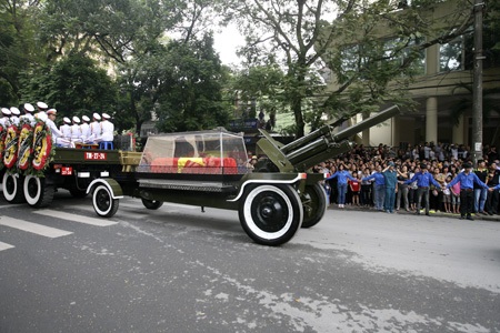 Nén nước mắt phút giây tiễn biệt Đại tướng - 17 Hữu Nghị