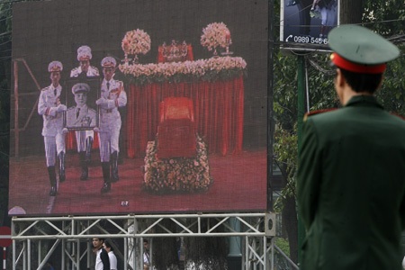 Nén nước mắt phút giây tiễn biệt Đại tướng - 2 Đúng 7 giờ sáng 13/10/2013 Tổng bí thư Nguyễn Phú Trọng đọc lời điếu tại Nhà tang lễ quốc gia.