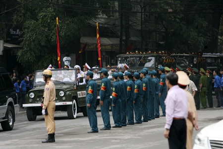 Nén nước mắt phút giây tiễn biệt Đại tướng - 3 Đoàn xe đưa Đại tướng bắt đầu rời khỏi Nhà tang lễ quốc gia.