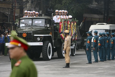 Nén nước mắt phút giây tiễn biệt Đại tướng - 9 Linh xa chở Đại tướng Võ Nguyên Giáp.