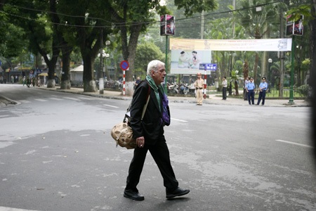 Các sinh viên tình nguyện đứng thành hàng bảo đảm giao thông trên nhiều tuyến phố.