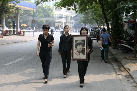 Bức ảnh Đại tướng được mang theo ra khu vực diễn ra lễ viếng.