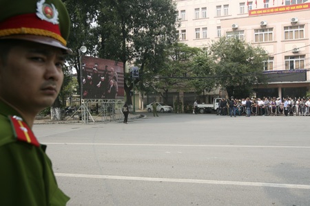 Có 2 màn hình lớn đặt trên đường phố để người dân theo dõi trực tiếp.