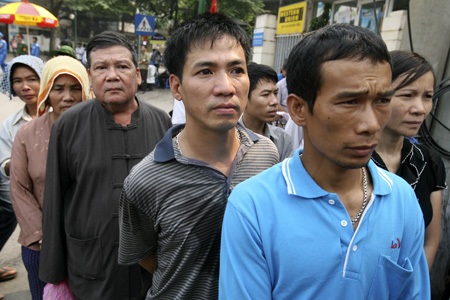 Các sinh viên tình nguyện đứng thành hàng bảo đảm giao thông trên nhiều tuyến phố.