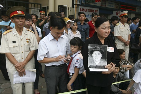 Các sinh viên tình nguyện đứng thành hàng bảo đảm giao thông trên nhiều tuyến phố.