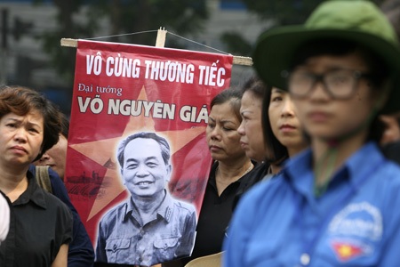 Có rất nhiều hình ảnh như thế này được kì công in ra.