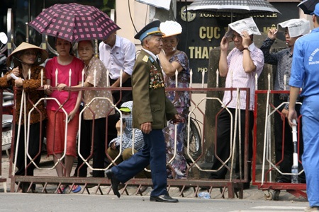 Các sinh viên tình nguyện đứng thành hàng bảo đảm giao thông trên nhiều tuyến phố.