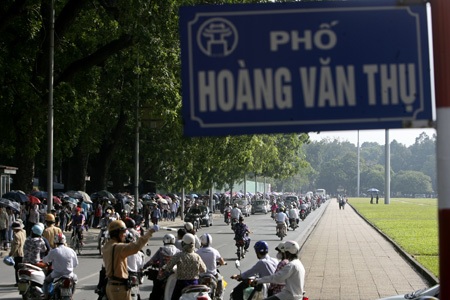 Ngày cuối của dòng người tại tư gia Đại tướng - 2 Dòng người được bắt đầu từ đầu phố Hoàng Văn Thụ, nơi giao điểm với phố Hoàng Diệu.