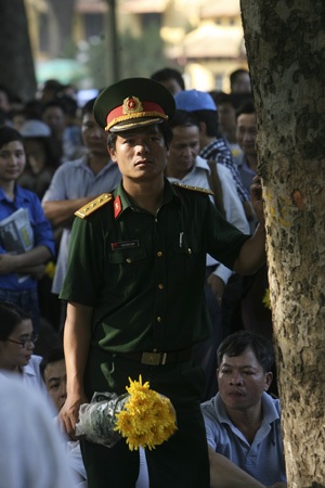 Ngày cuối của dòng người tại tư gia Đại tướng - 9 Tấm ảnh Đại tướng được người dân đeo vào cổ tỏ lòng kính trọng.