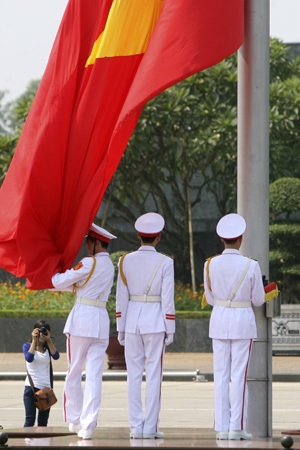 Treo cờ rủ tại Quảng trường Ba Đình - 5 Lá cờ được thu lại để chuẩn bị quấn dải băng đen.