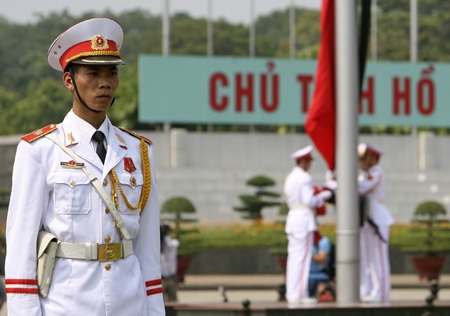 Treo cờ rủ tại Quảng trường Ba Đình - 6 Sau vài phút lá cờ đã được mang dải băng đen và chuẩn bị được kéo lên.