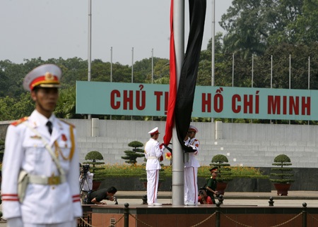 Treo cờ rủ tại Quảng trường Ba Đình - 7 Sau vài phút lá cờ đã được mang dải băng đen và chuẩn bị được kéo lên.