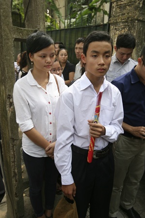 Ngàn người bật khóc khi viếng Đại tướng tại nhà riêng - 3 Có rất nhiều học sinh sinh viên và cả các cháu nhỏ