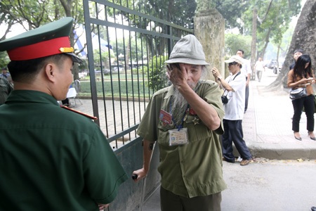 Ngàn người bật khóc khi viếng Đại tướng tại nhà riêng - 8 Cựu chiến binh Ngô Xuân Chiến bật khóc khi vừa bước vào cổng nhà Đại tướng.