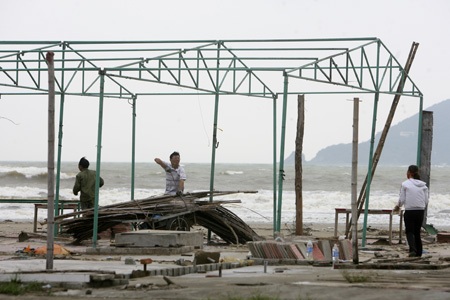 Thị xã Cửa Lò căng người chờ bão Haiyan - 2 Người dân chủ động dỡ quán, thu gom vật liệu tránh thiệt hại.