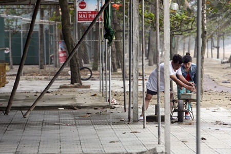 Thị xã Cửa Lò căng người chờ bão Haiyan - 4 Toàn bộ hàng quán đóng cửa.