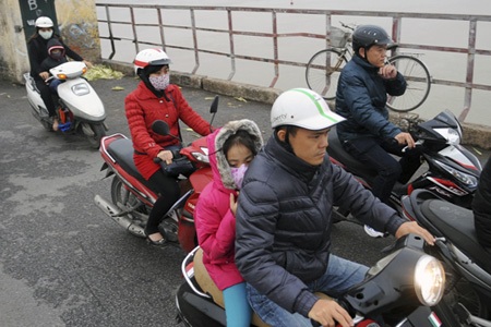 Hà Nội trong giá lạnh đầu đông - 3 Các trẻ nhỏ ních quần áo dày như gấu đến trường.