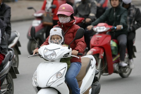 Hà Nội trong giá lạnh đầu đông - 6 Các cụ già hàn huyên sau lượt áo ấm trên đường phố.