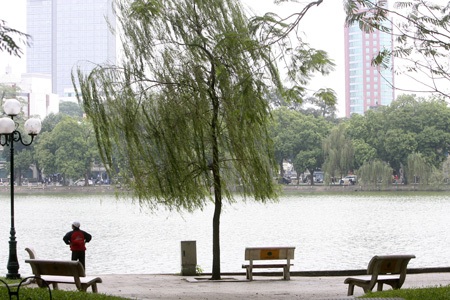 Hà Nội trong giá lạnh đầu đông - 10 Những ghế đá ở hồ Gươm vắng bóng người.