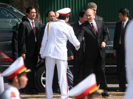 Tổng thống Putin đặt vòng hoa tại Đài tưởng niệm các Anh hùng liệt sĩ - 1 Tổng thống Putin đặt vòng hoa tại Đài tưởng niệm các Anh hùng liệt sĩ