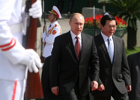 Tổng thống Putin đặt vòng hoa tại Đài tưởng niệm các Anh hùng liệt sĩ - 2 Tổng thống Nga Putin và Bộ trưởng Bộ Công thương Vũ Huy Hoàng.