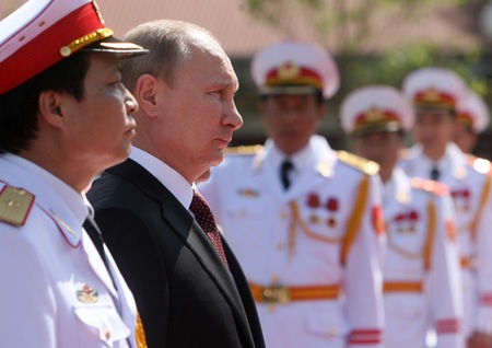 Tổng thống Putin đặt vòng hoa tại Đài tưởng niệm các Anh hùng liệt sĩ - 3 Phút mặc niệm các Anh hùng liệt sĩ tại Đài tưởng niệm.