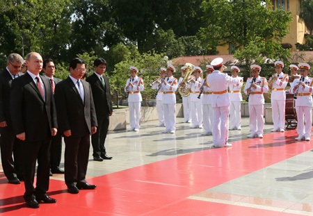 Tổng thống Putin đặt vòng hoa tại Đài tưởng niệm các Anh hùng liệt sĩ - 4 Phút mặc niệm các Anh hùng liệt sĩ tại Đài tưởng niệm.
