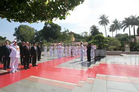 Tổng thống Putin đặt vòng hoa tại Đài tưởng niệm các Anh hùng liệt sĩ - 5 Phút mặc niệm các Anh hùng liệt sĩ tại Đài tưởng niệm.
