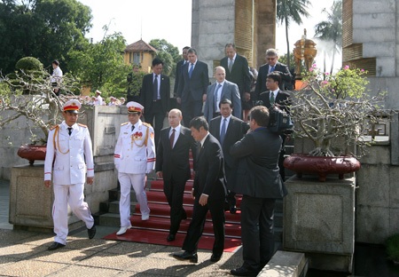 Tổng thống Putin đặt vòng hoa tại Đài tưởng niệm các Anh hùng liệt sĩ - 7 Sau đó Tổng thống Nga Putin đến viếng tại Lăng Chủ tịch Hồ Chí Minh.