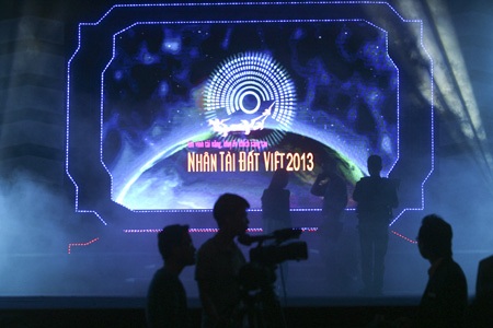 Nhóm quay phim tập dượt cho những cảnh quay đẹp mắt trong lễ trao giải thưởng với các nghệ sĩ.