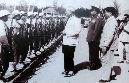 200 hình ảnh, tư liệu quý về Đại tướng Nguyễn Chí Thanh - 5 Chủ tịch Hồ Chí Minh cùng Đại tướng Nguyễn Chí Thanh thăm Sư đoàn 312 ngày 01/01/1964.