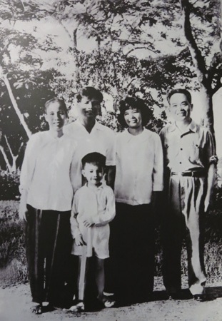 200 hình ảnh, tư liệu quý về Đại tướng Nguyễn Chí Thanh - 6 Chủ tịch Hồ Chí Minh cùng Đại tướng Nguyễn Chí Thanh thăm Sư đoàn 312 ngày 01/01/1964.