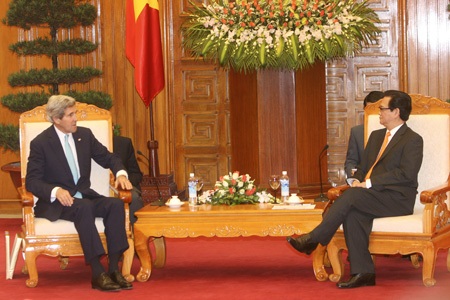 Hình ảnh Ngoại trưởng Hoa Kỳ John Kerry tại Hà Nội - 4 Thủ tướng Nguyễn Tấn Dũng và Ngoại trưởng Hoa Kỳ John Kerry trong buổi tiếp.