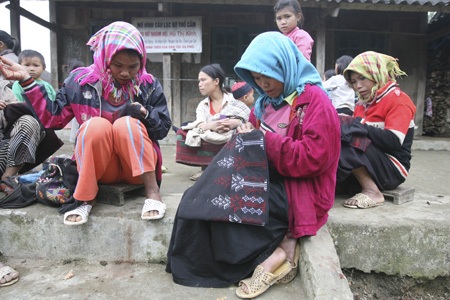 Một phụ nữ đã say rượu nằm ngủ ngoài đường trong cái rét tím tái ở bản Nậm Sang.