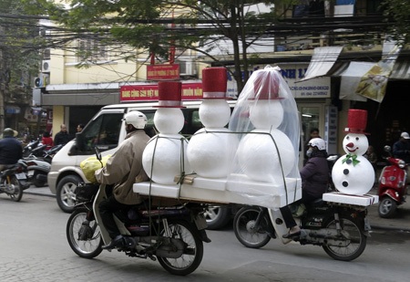 Một Hà Nội rất khác trước đêm Noel - 10 Người tuyết được vận chuyển hối hả.