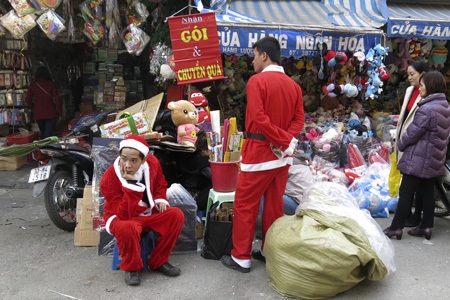 Một Hà Nội rất khác trước đêm Noel - 11 Những Ông già Noel đang rảnh việc.