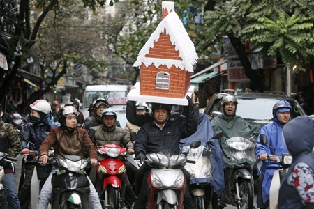 Một Hà Nội rất khác trước đêm Noel - 2 Một ngôi nhà phủ đầy tuyến đang được người dân hối hả đưa về trang trí.