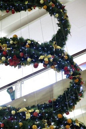 Một Hà Nội rất khác trước đêm Noel - 3 Một chú bé nhìn ngắm cây thông Noel có rất nhiều quả bóng màu sắc sặc sỡ.