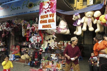 Một Hà Nội rất khác trước đêm Noel - 4 Dịch vụ tặng quà cho trẻ bởi Ông già Noel nở rộ.